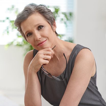 Hals und Dekolleté in den Wechseljahren:  Warum diese Zonen besondere Aufmerksamkeit verdienen und welche Behandlungen wirklich straffen